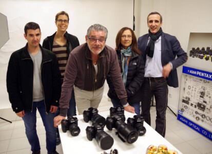 Richard Studient avec les responsables de 3 forums Pentax et de Yazid Belmadi (© IPP)